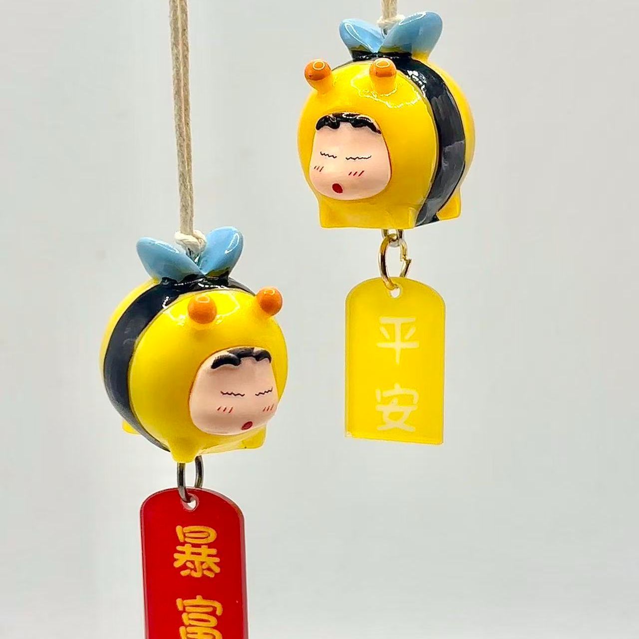 Car Accessories Essentials - Crayon Shin-chan Bienen-Cosplay-Figur Auto-Hängeanhänger Rückspiegel-Ornament Auto-Innenausstattung